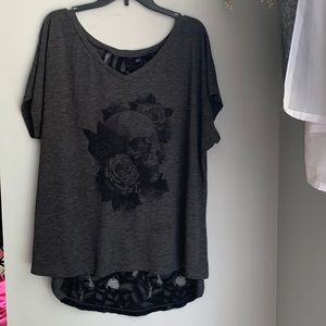 ☠️Torrid grey top with skull and black lace!🌹